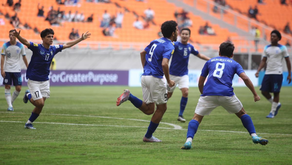 Selebrasi pemain Uzbekistan, Amirbek Saidov usai cetak gol ke gawang Inggris pada laga 16 besar Piala Dunia U-17 2023 di Stadion JIS, Rabu (22/11/23).