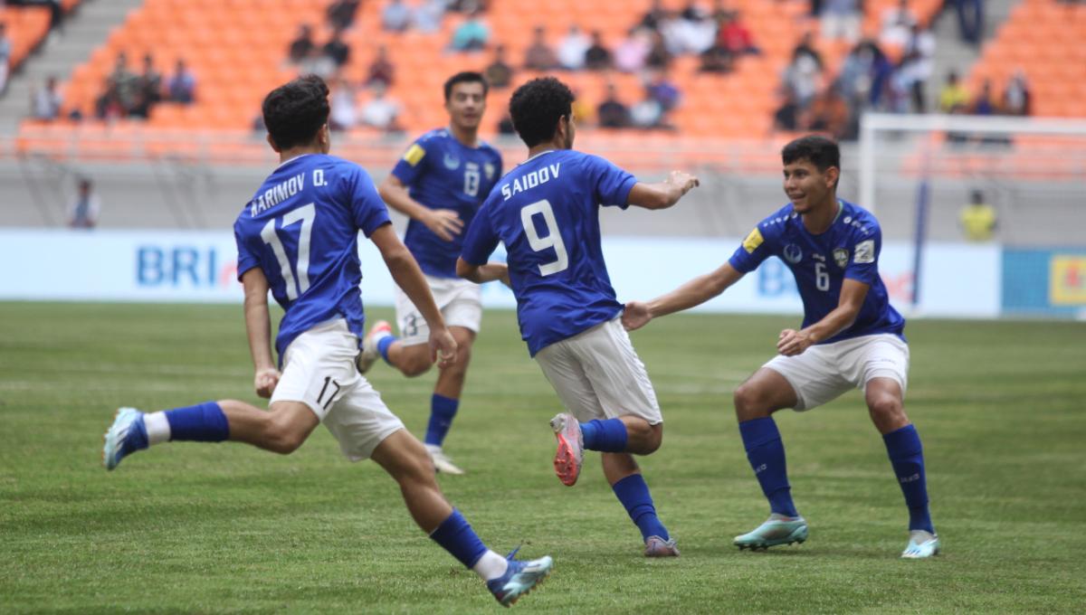 Selebrasi pemain Uzbekistan, Amirbek Saidov usai cetak gol ke gawang Inggris pada laga 16 besar Piala Dunia U-17 2023 di Stadion JIS, Rabu (22/11/23).