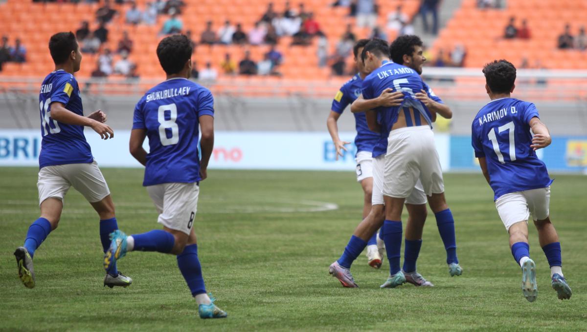 Selebrasi para pemain Uzbekistan usai Amirbek Saidov usai cetak gol ke gawang Inggris pada laga 16 besar Piala Dunia U-17 2023 di Stadion JIS, Rabu (22/11/23).