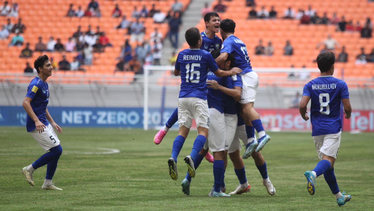 Selebrasi pemain Uzbekistan, Amirbek Saidov usai cetak gol ke gawang Inggris pada laga 16 besar Piala Dunia U-17 2023 di Stadion JIS, Rabu (22/11/23).