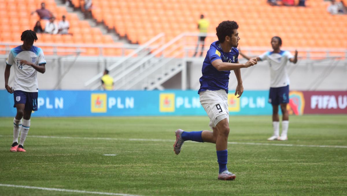 Selebrasi pemain Uzbekistan, Amirbek Saidov usai cetak gol ke gawang Inggris pada laga 16 besar Piala Dunia U-17 2023 di Stadion JIS, Rabu (22/11/23).