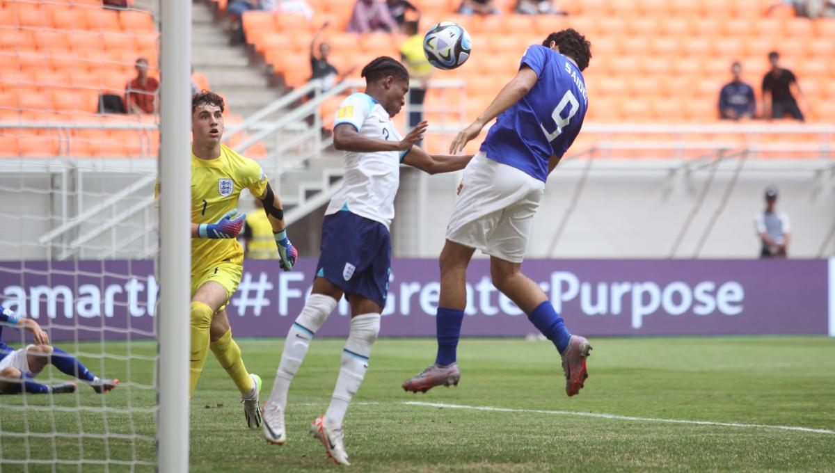 Proses terjadinya gol Uzbekistan ke gawang Inggris oleh Amirbek Saidov pada laga 16 besar Piala Dunia U-17 2023 di Stadion JIS, Rabu (22/11/23).