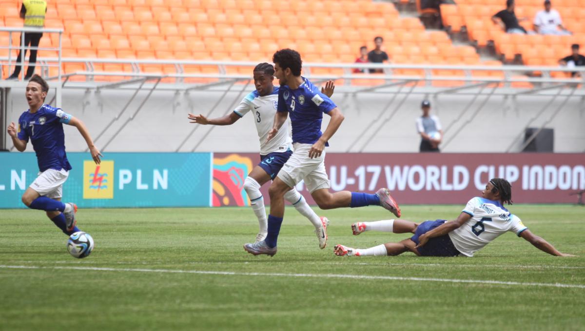 Striker Uzbekistan mendapat umpan terobosoan dari rekannya ke gawang Inggris pada laga 16 besar Piala Dunia U-17 2023 di Stadion JIS, Rabu (22/11/23).