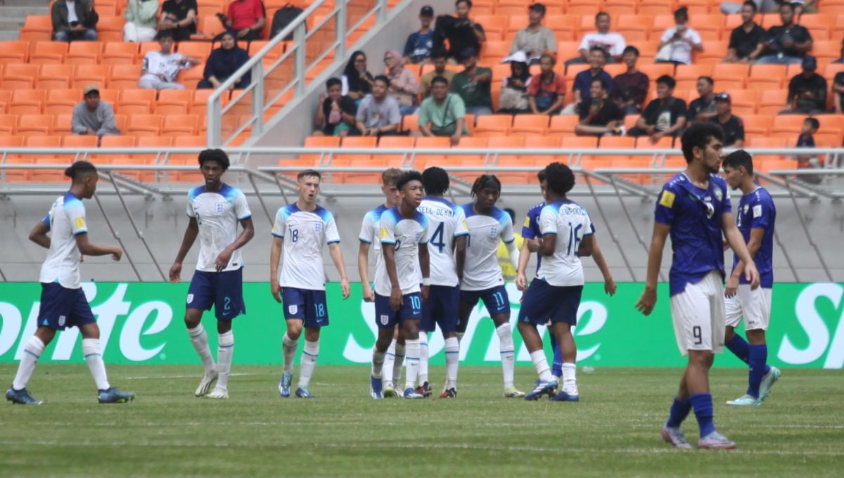 Selebrasi para pemain Inggris usai Joel Ndala mencetak gol ke gawang Uzbekistan pada laga 16 besar Piala Dunia U-17 2023 di Stadion JIS, Rabu (22/11/23).