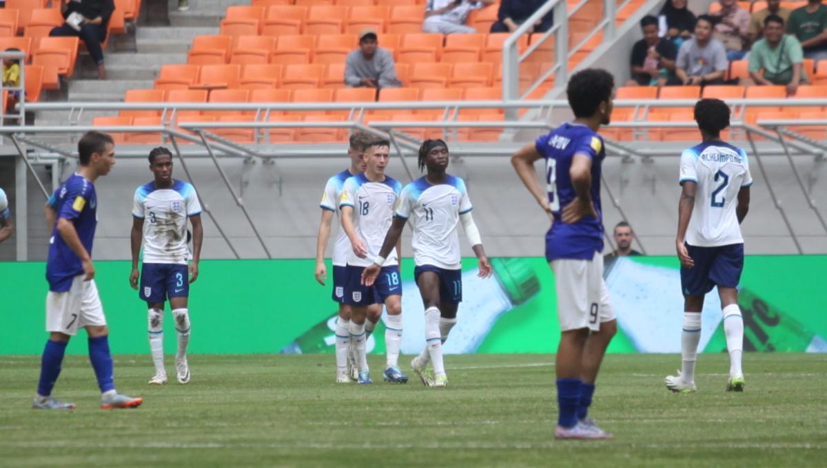 Selebrasi para pemain Inggris usai Joel Ndala mencetak gol ke gawang Uzbekistan pada laga 16 besar Piala Dunia U-17 2023 di Stadion JIS, Rabu (22/11/23).