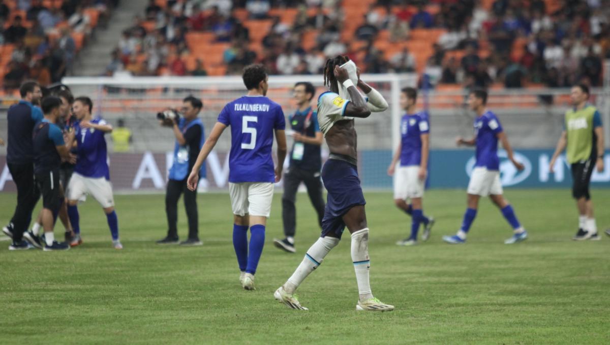 Kekecewaan pemain Inggris, Joel Ndala usai dikalahkan Uzbekistan dan tersingkir dari Piala Dunia U-17 2023 pada laga 16 besar di Stadion JIS, Rabu (22/11/23).