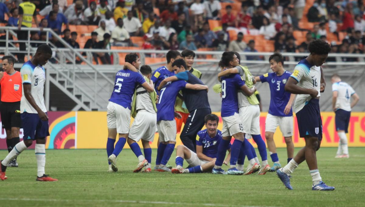 Kegembiraan para pemain Uzbekistan usai mengalahkan Inggris pada laga 16 besar Piala Dunia U-17 2023 di Stadion JIS, Rabu (22/11/23).