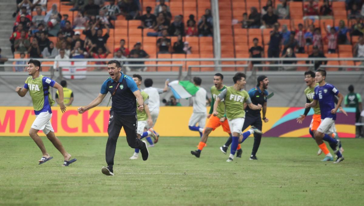 Kegembiraan para pemain Uzbekistan usai mengalahkan Inggris pada laga 16 besar Piala Dunia U-17 2023 di Stadion JIS, Rabu (22/11/23).