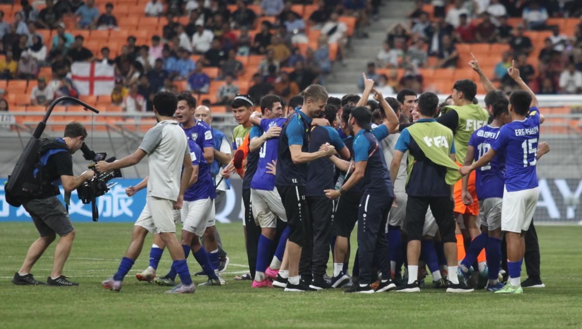 Kegembiraan para pemain Uzbekistan usai mengalahkan Inggris pada laga 16 besar Piala Dunia U-17 2023 di Stadion JIS, Rabu (22/11/23).