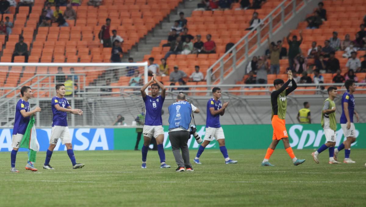 Para pemain Uzbekistan memberi penghormatan kepada para penonton usai mengalahkan Inggris pada laga 16 besar Piala Dunia U-17 2023 di Stadion JIS, Rabu (22/11/23).