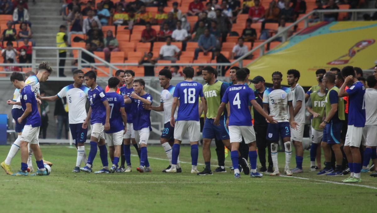 Sempat terjadi keributan antara pemain Inggris dan Uzbekistan pada laga 16 besar Piala Dunia U-17 2023 di Stadion JIS, Rabu (22/11/23).