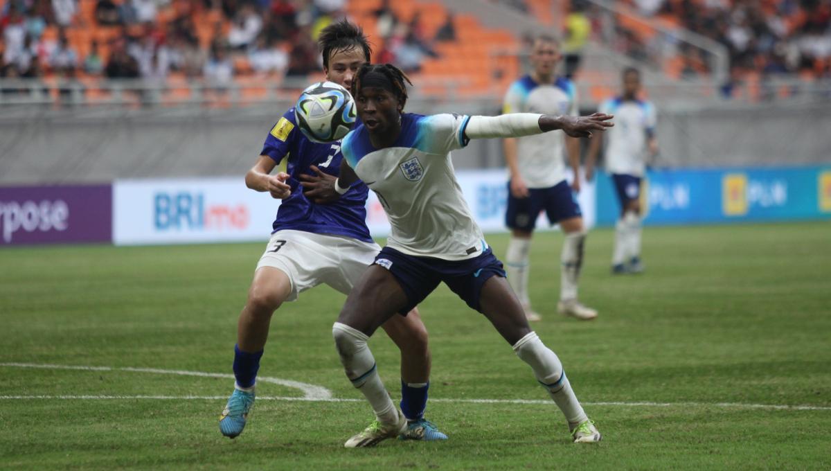 Pemain Inggris, Joel Ndala berebut bola dengan pemain Uzbekistan pada laga 16 besar Piala Dunia U-17 2023 di Stadion JIS, Rabu (22/11/23).