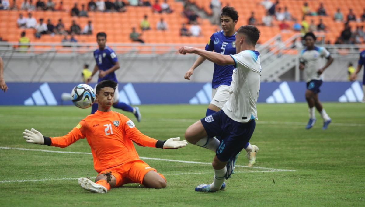 Kiper Uzbekistan, Muhammadyusuf Sobirov menggagalkan peluang pemain Inggris pada laga 16 besar Piala Dunia U-17 2023 di Stadion JIS, Rabu (22/11/23).