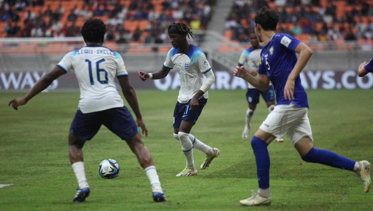 Pemain Inggris, Joel Ndala mencoba melewati pemain Uzbekistan pada laga 16 besar Piala Dunia U-17 2023 di Stadion JIS, Rabu (22/11/23).