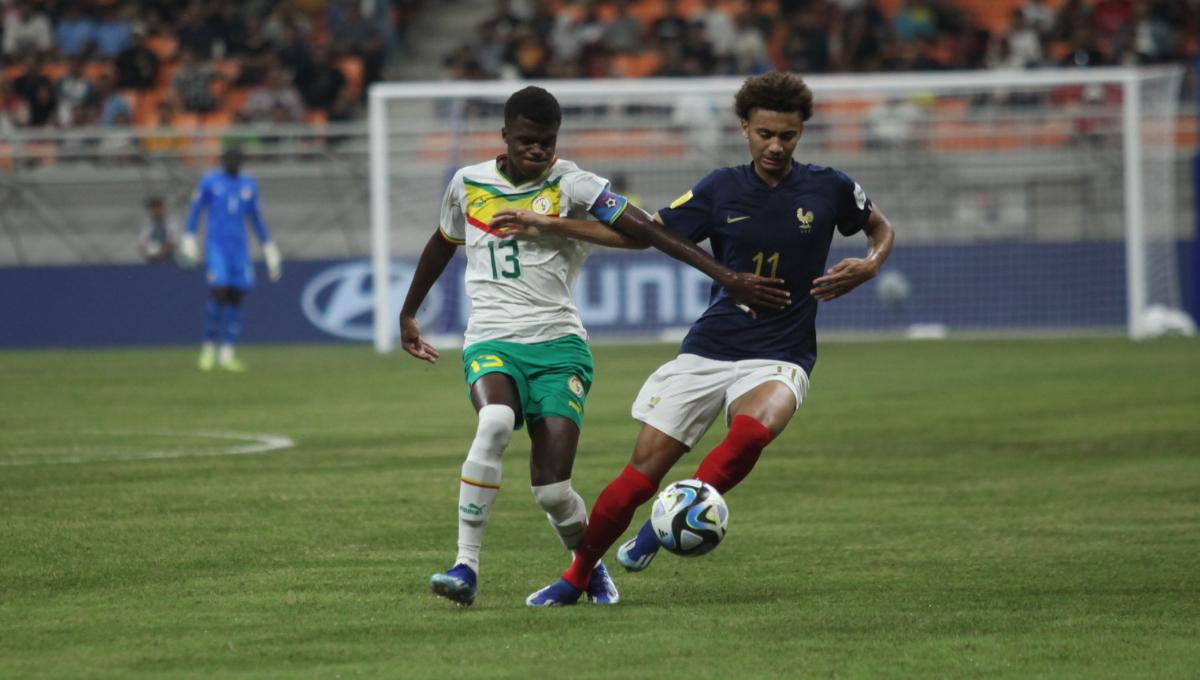 Pemain Prancis dijaga ketat pemain Senegal pada laga 16 besar Piala Dunia U-17 2023 di Stadion JIS, Rabu (22/11/23).