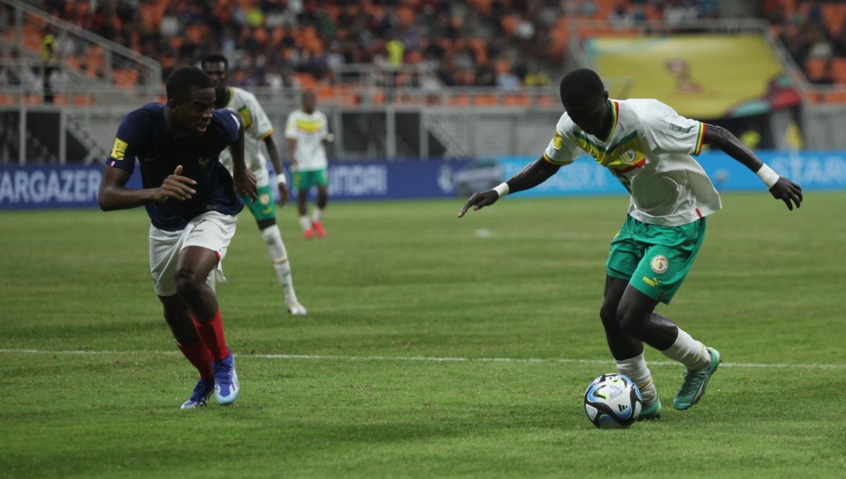Pemain Senegal mencoba melewati pemain Prancis pada laga 16 besar Piala Dunia U-17 2023 di Stadion JIS, Rabu (22/11/23).