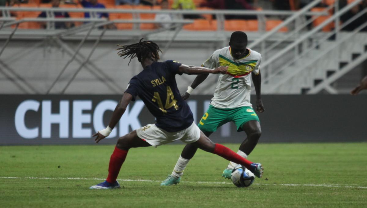 Pemain Senegal mencoba melewati pemain Prancis pada laga 16 besar Piala Dunia U-17 2023 di Stadion JIS, Rabu (22/11/23).