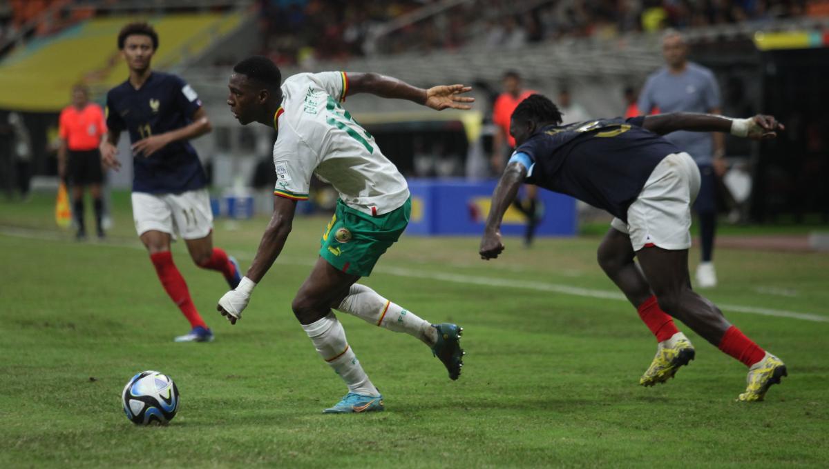 Pemain Senegal berhasil lolos dari penjagaan pemain Prancis pada laga 16 besar Piala Dunia U-17 2023 di Stadion JIS, Rabu (22/11/23).