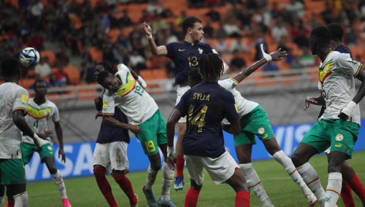 Duel udara antara pemain Prancis dan Senegal pada laga 16 besar Piala Dunia U-17 2023 di Stadion JIS, Rabu (22/11/23).