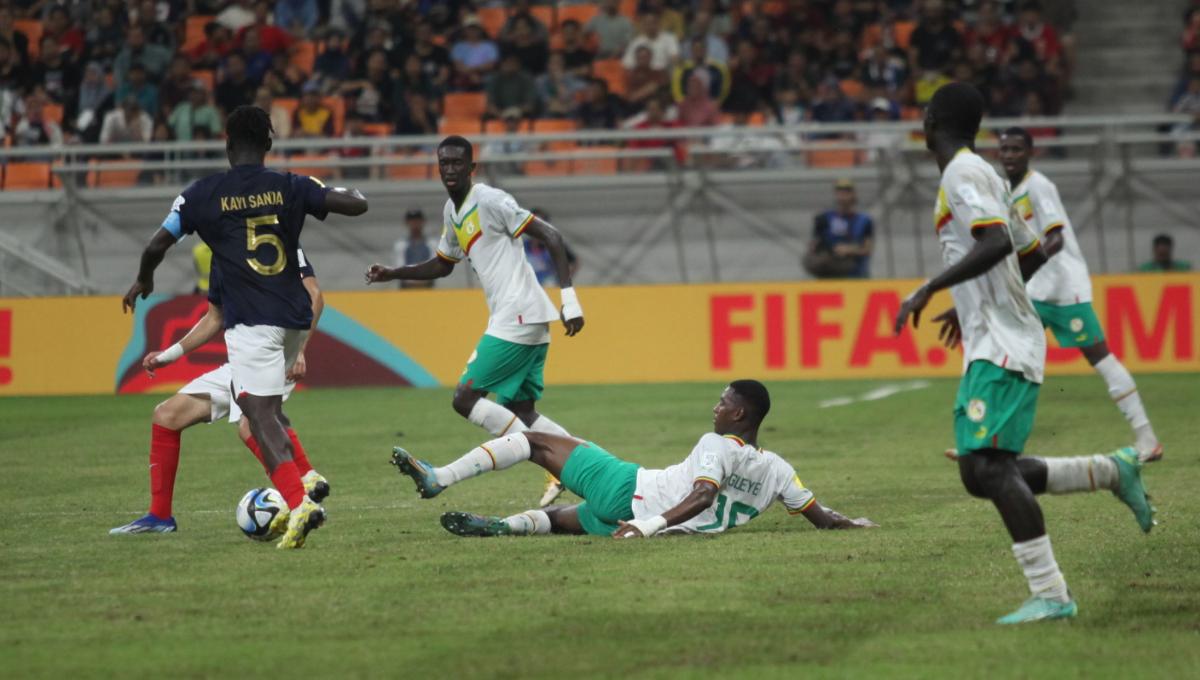 Pemain Prancis berhasil melewati hadangan tiga pemain Senegal pada laga 16 besar Piala Dunia U-17 2023 di Stadion JIS, Rabu (22/11/23).