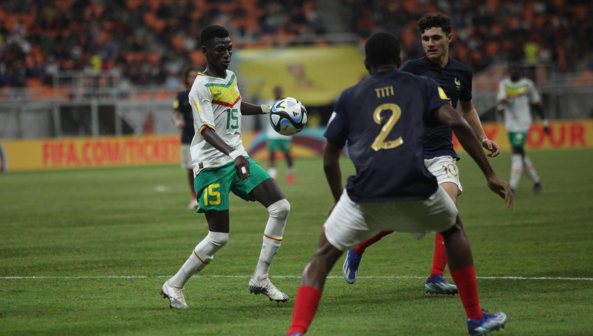Pemain Senegal mengontrol bola dijaga ketat pemain Prancis pada laga 16 besar Piala Dunia U-17 2023 di Stadion JIS, Rabu (22/11/23).