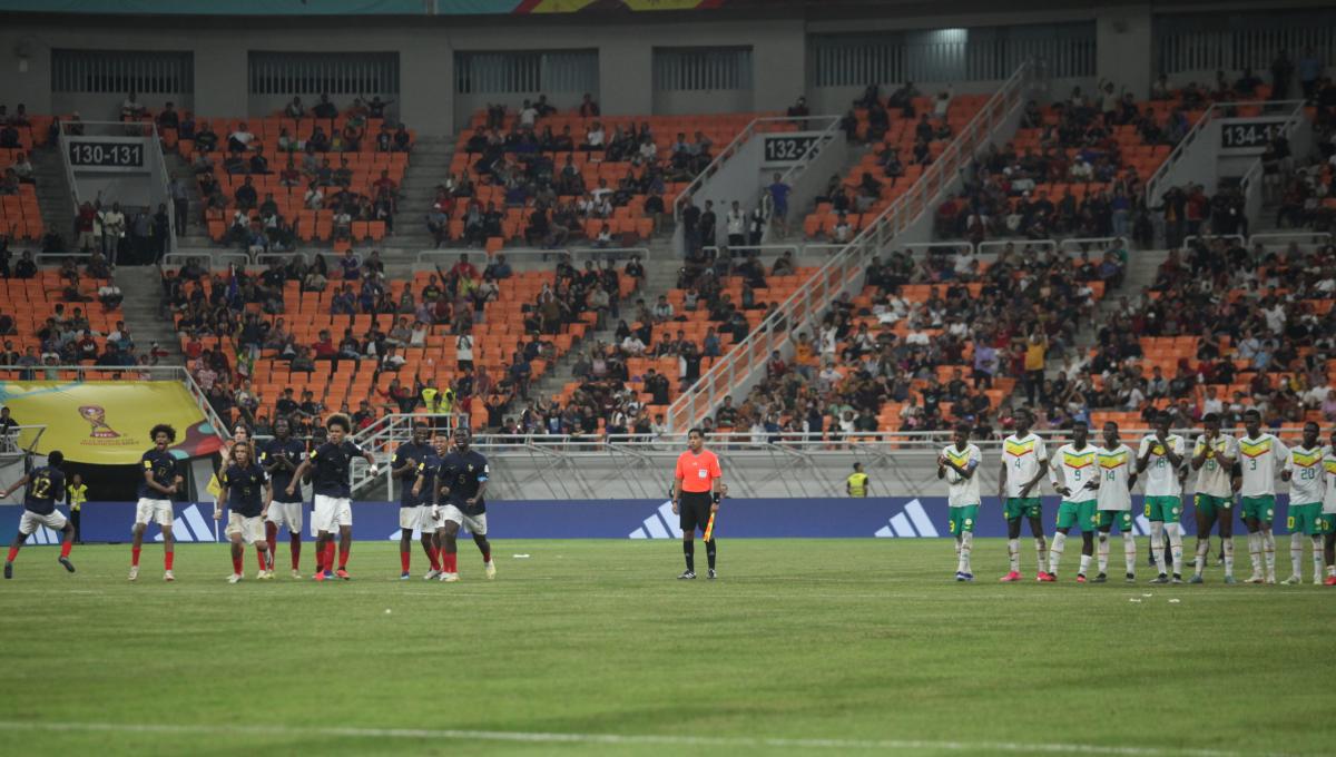 Suasana ketegangan tim Prancis dan Senegal saat adu penalti pada laga 16 besar Piala Dunia U-17 2023 di Stadion JIS, Rabu (22/11/23).