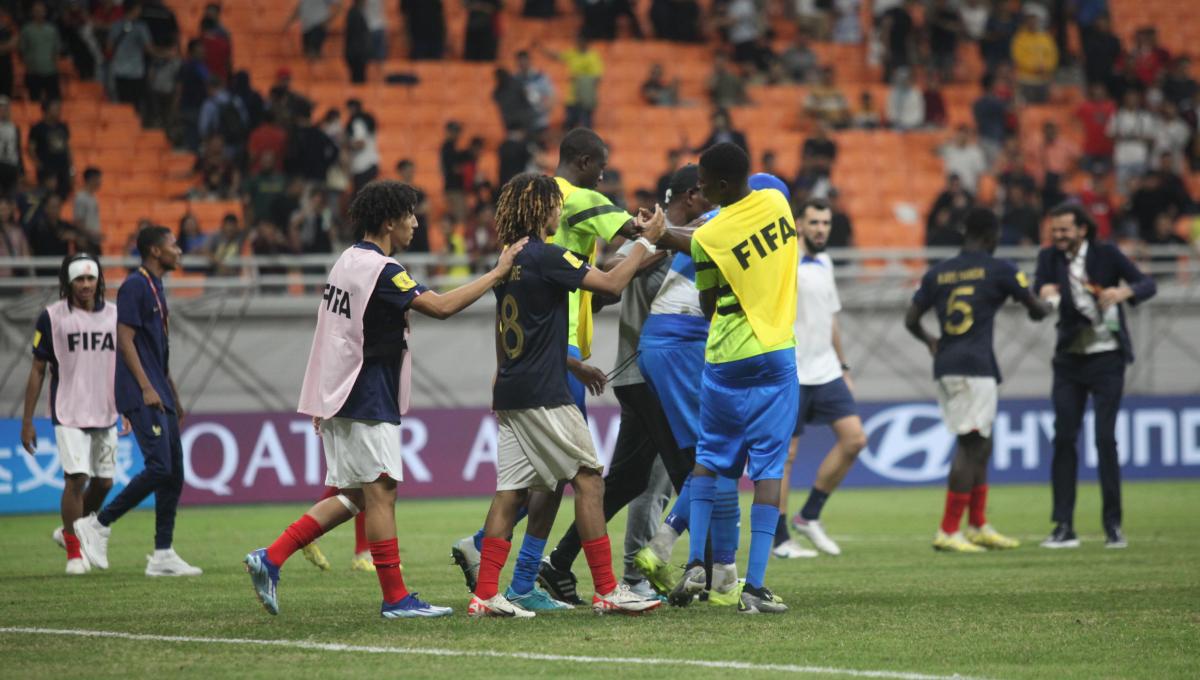 Pemain Perancis mencoba memghampiri kiper Senegal yang bersedih usai kalah adu penalti pada laga 16 besar Piala Dunia U-17 2023 di Stadion JIS, Rabu (22/11/23).