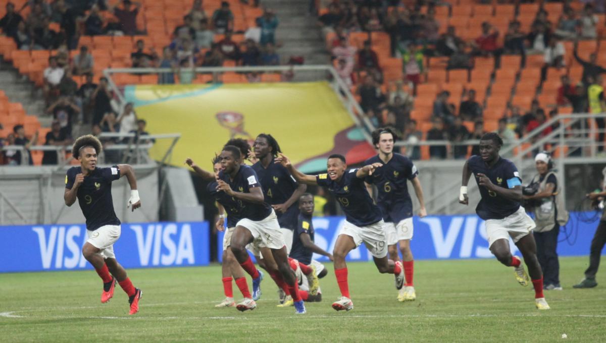 Selebrasi kegembiraan para pemain Prancis usai menang adu penalti dari Senegal pada laga 16 besar Piala Dunia U-17 2023 di Stadion JIS, Rabu (22/11/23).