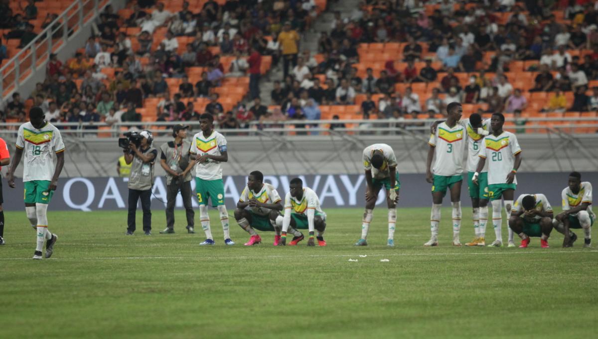 Kesedihan para pemain Senegal usai kalah adu penalti melawan Prancis pada laga 16 besar Piala Dunia U-17 2023 di Stadion JIS, Rabu (22/11/23).
