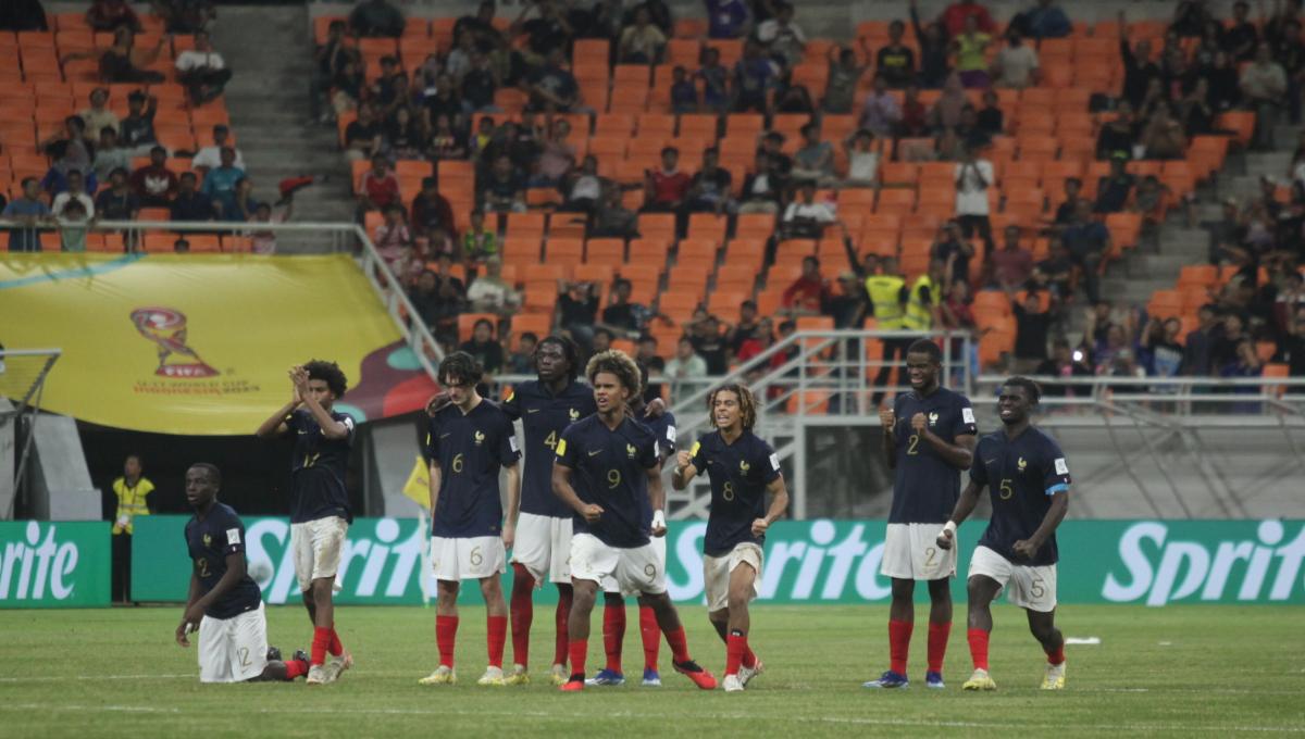 Kegembiraan para pemain Prancis usai berhasil mencetak gol dalam adu penalti melawan Senegal pada laga 16 besar Piala Dunia U-17 2023 di Stadion JIS, Rabu (22/11/23).