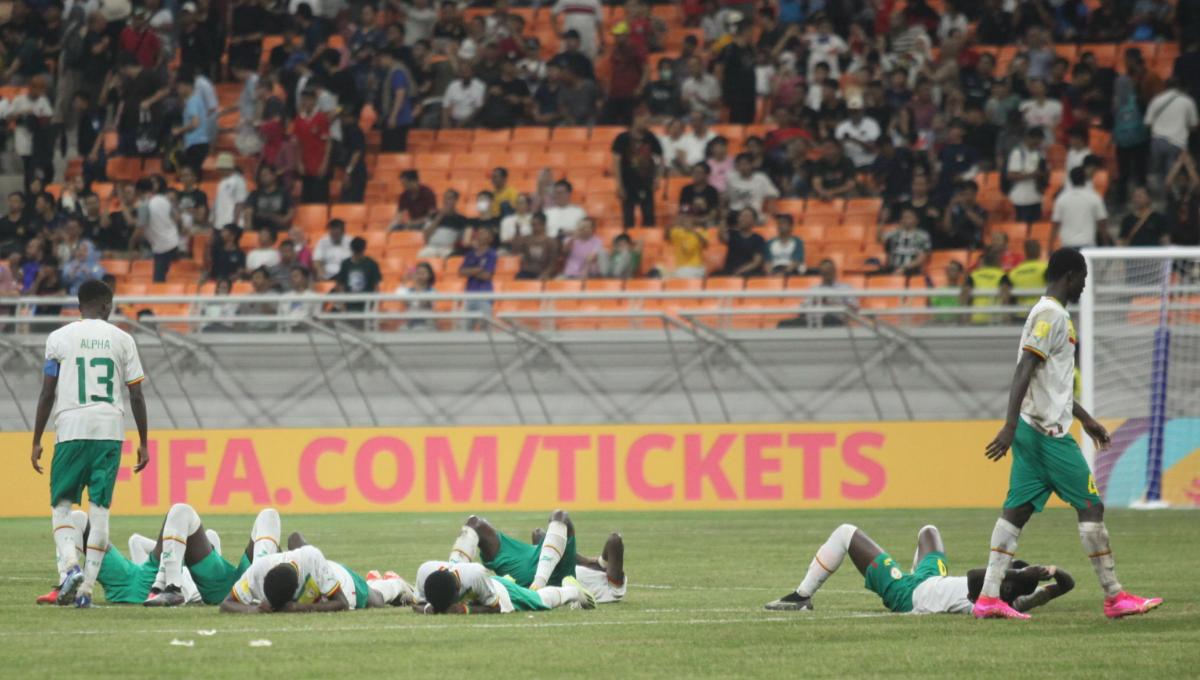 Kesedihan para pemain Senegal usai kalah adu penalti melawan Prancis pada laga 16 besar Piala Dunia U-17 2023 di Stadion JIS, Rabu (22/11/23).