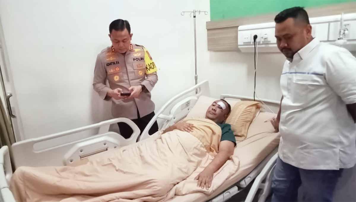 Bupati Gresik Fandi Akhmad Yani menjenguk anggota polisi korban kerusuhan suporter di laga Gresik United vs Deltras FC. Foto: Media Officer Gresik United.