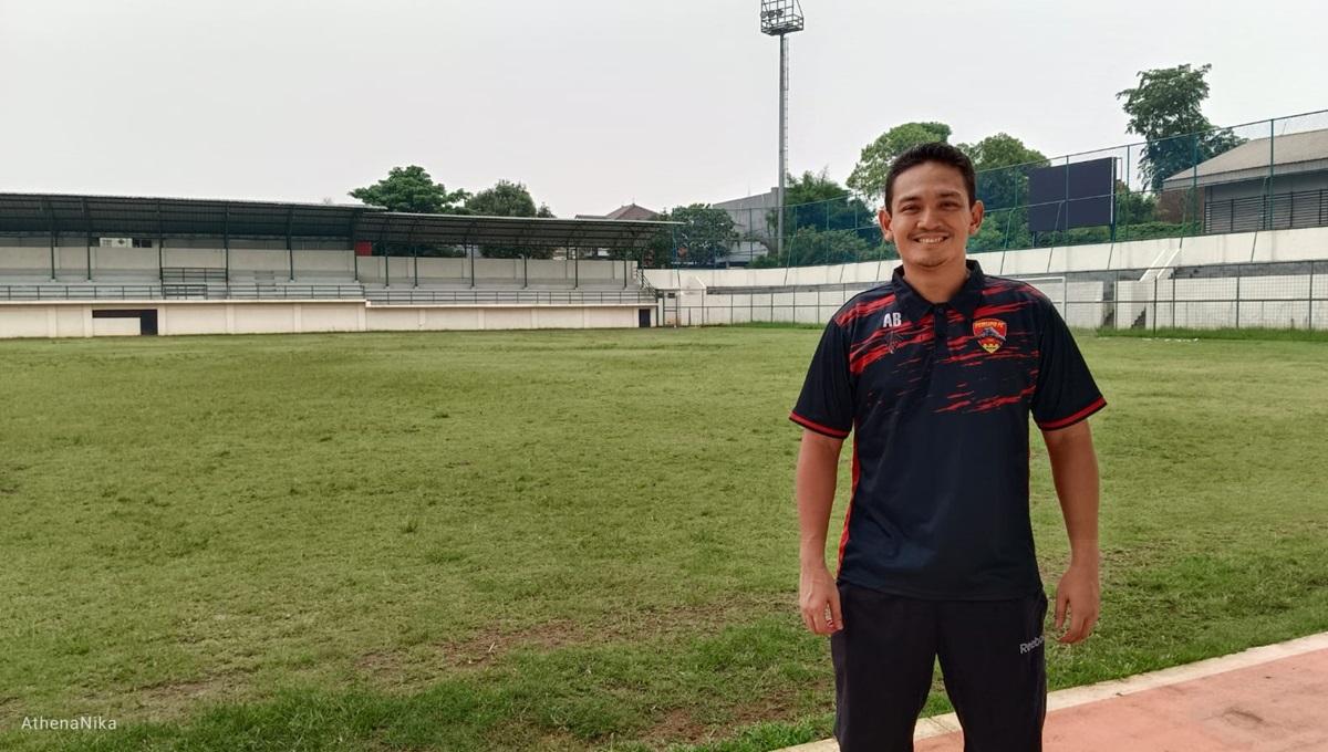Owner Persipu FC, Andrew Baskoro, berpose di Stadion Merpati Depok yang menjadi tuan rumah Liga 3.