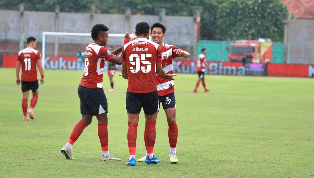 Madura United mesti merubah kembali seluruh program tim, usai mendapat kabar atas pembatalan jadwal laga away ke markas Persis Solo. (Foto: MO Madura United) - INDOSPORT