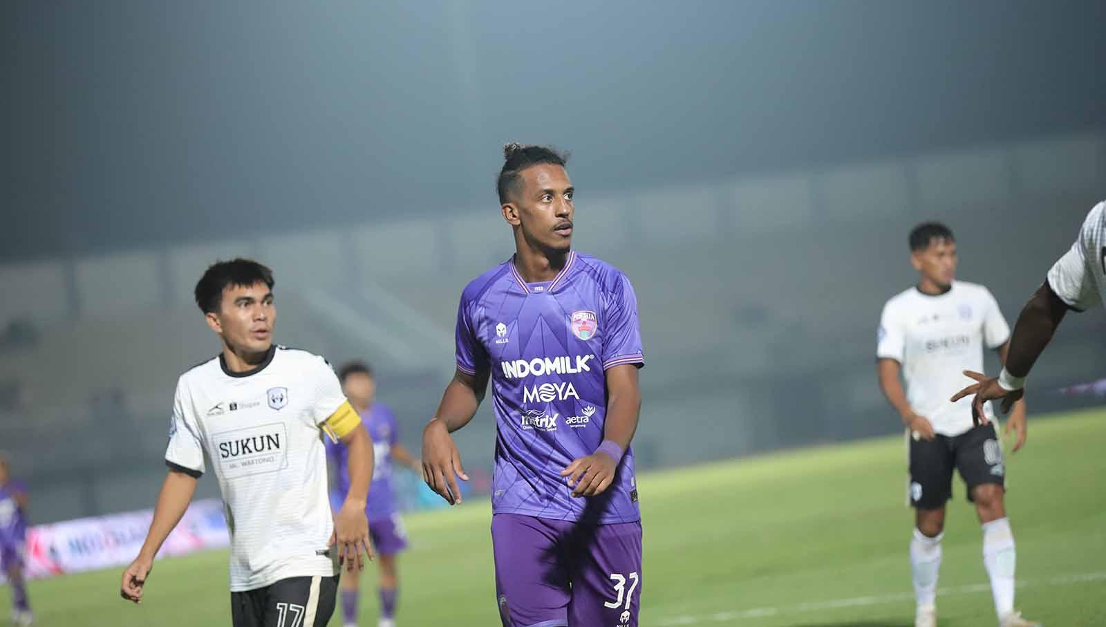 Striker Persita Tangerang, Hassan Nader, saat lawan RANS Nusantara pada laga pekan ke-20 BRI Liga 1 di Stadion Gelora Bangkalan, Bangkalan, pada Kamis (23/11/2023). (Foto: MO Persita Tangerang)