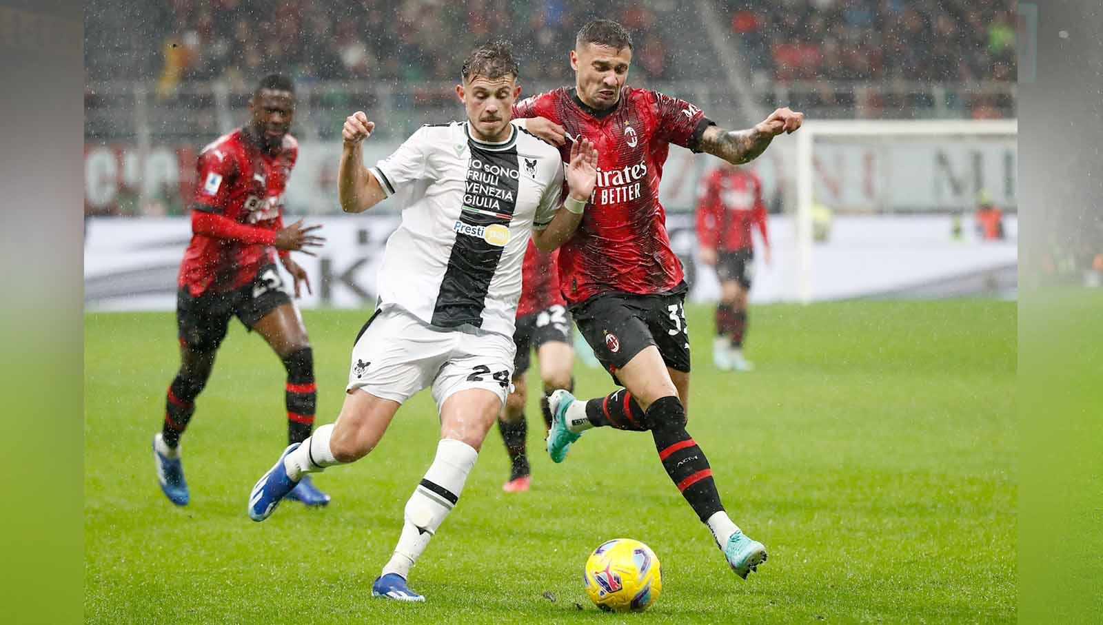 Pemain Udinese Lazar Samardzic berebut bola dengan pemain AC Milan Rade Krunic pada laga Serie A Italia. (Foto: REUTERS/Alessandro Garofalo)