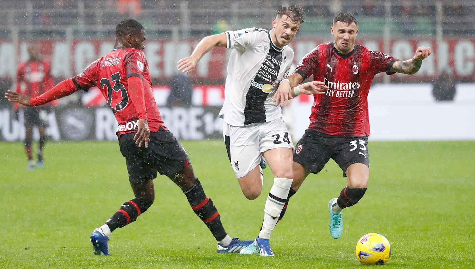 Pemain Udinese Lazar Samardzic berebut bola dengan pemain AC Milan Rade Krunic pada laga Serie A Italia. (Foto: REUTERS/Alessandro Garofalo) - INDOSPORT