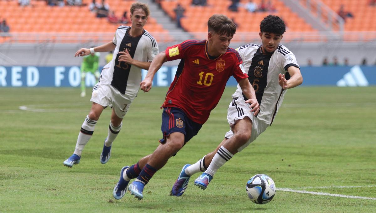 Pemain Spanyol, Juan Hernandez melewati hadangan pemain Jerman pada babak 8 besar Piala Dunia U-17 2023 di Stadion JIS, Jumat (24/11/23).