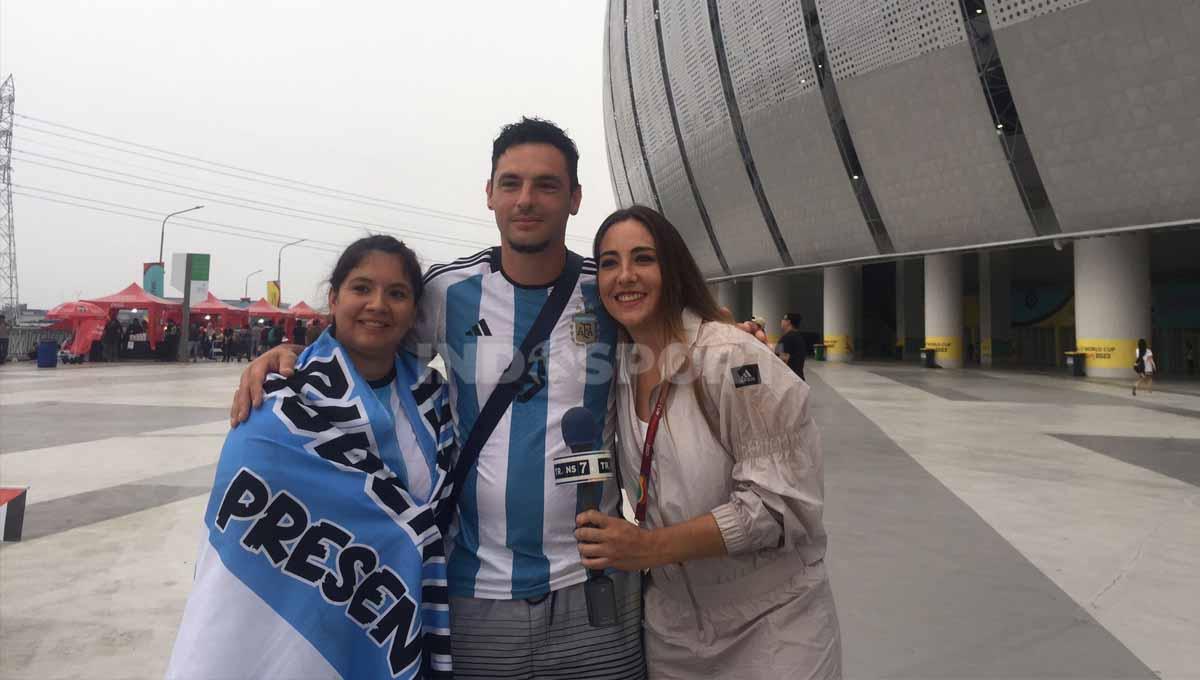 Orang tua striker Agentina, Agustin Ruberto yang jadi topskor sementara piala dunia U17 datang langsung ke Stadiaon JIS. (Foto: Petrus Manus Da Yerimon/INDOSPORT)