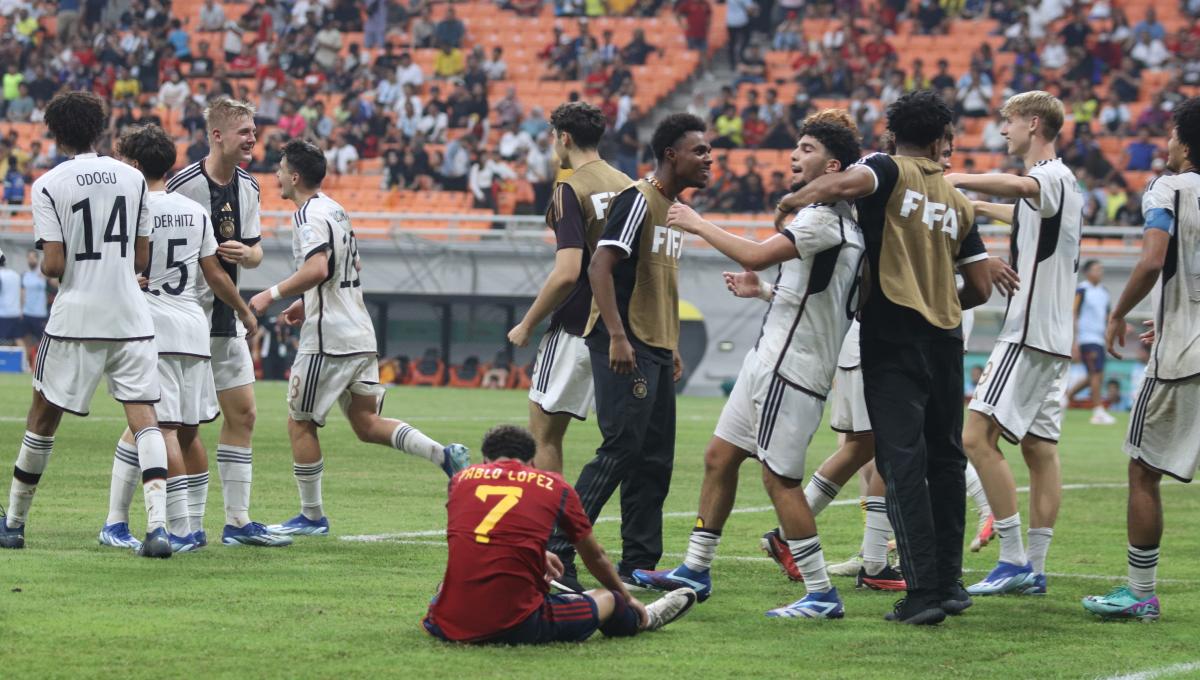 Kesedihan pemain Spanyol, Pablo Lopez usai timnya dikalahkan Jerman pada laga 8 besar Piala Dunia U-17 2023 di Stadion JIS, Jumat (24/11/23).