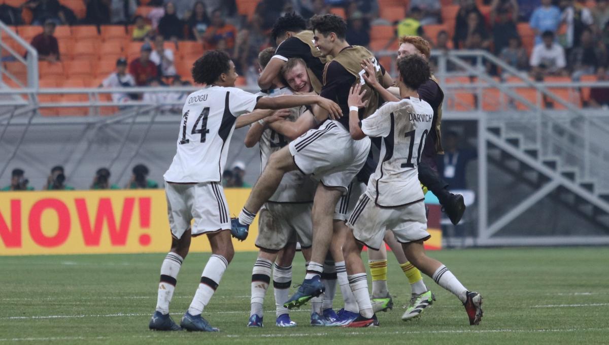 Kegembiraan para pemain Jerman usai mengalahkan Spanyol dan lolos ke semifinal pada laga 8 besar Piala Dunia U-17 2023 di Stadion JIS, Jumat (24/11/23). - INDOSPORT