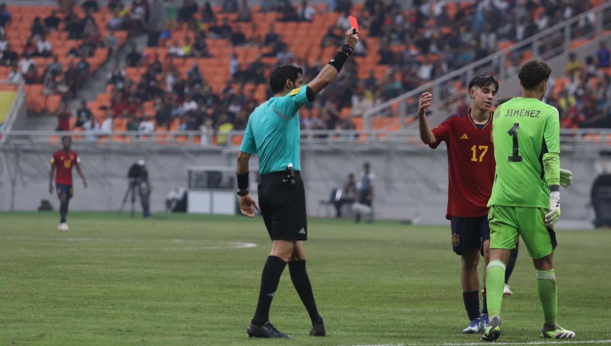 Kiper Spanyol, Raul Jimenez mendapat kartu merah usai melanggar pemain Jerman pada laga 8 besar Piala Dunia U-17 2023 di Stadion JIS, Jumat (24/11/23).
