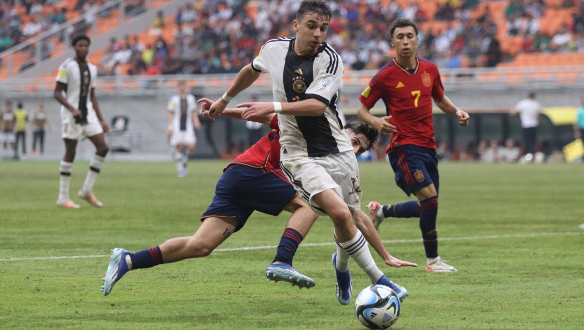 Duel antara pemain Spanyol dan Jerman pada laga 8 besar Piala Dunia U-17 2023 di Stadion JIS, Jumat (24/11/23).