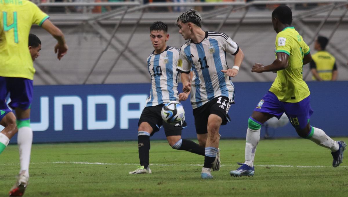 Pemain Argentina, Claudio Echeverri memberikan umpan kepada rekannya, Lorran saat menembus pertahanan Brasil pada laga babak 8 besar Piala Dunia U-17 2023 di Stadion JIS, Jumat (24/11/23).