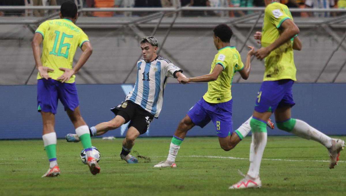 Pemain Argentina, Lorren mencoba melewati hadangan pemain Brasil pada laga babak 8 besar Piala Dunia U-17 2023 di Stadion JIS, Jumat (24/11/23).