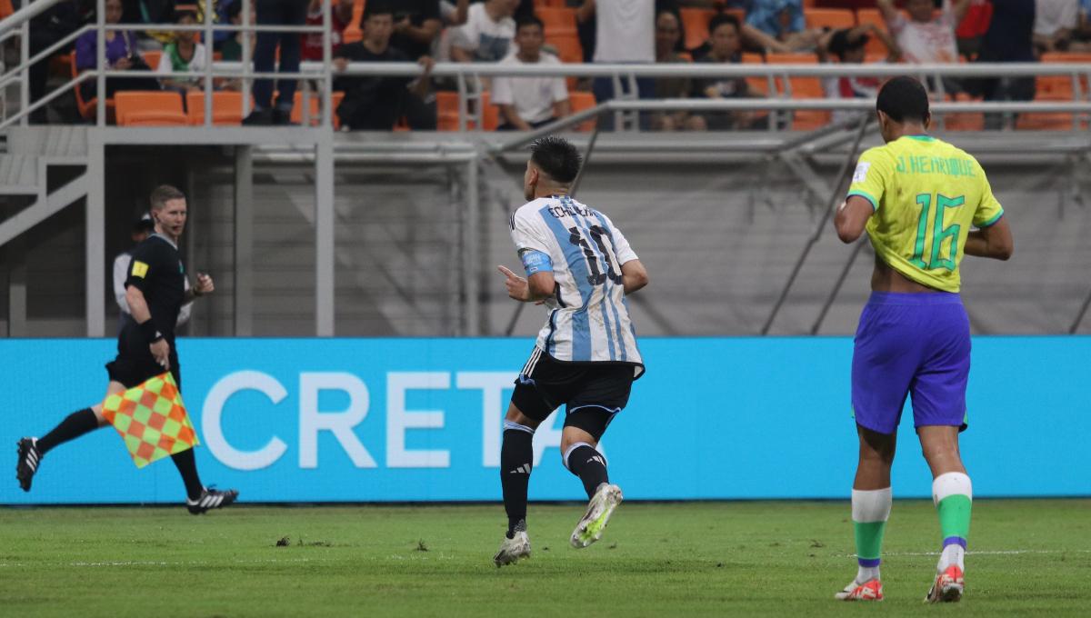 Selebrasi pemain Argentina, Claudio Echeverri usai mencetak gol ke gawang Brasil pada laga babak 8 besar Piala Dunia U-17 2023 di Stadion JIS, Jumat (24/11/23).