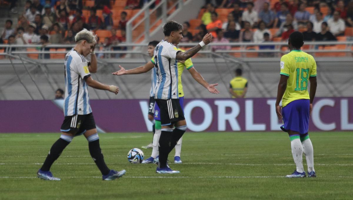 Selebrasi pemain Argentina, Claudio Echeverri usai mencetak gol ke gawang Brasil pada laga babak 8 besar Piala Dunia U-17 2023 di Stadion JIS, Jumat (24/11/23).