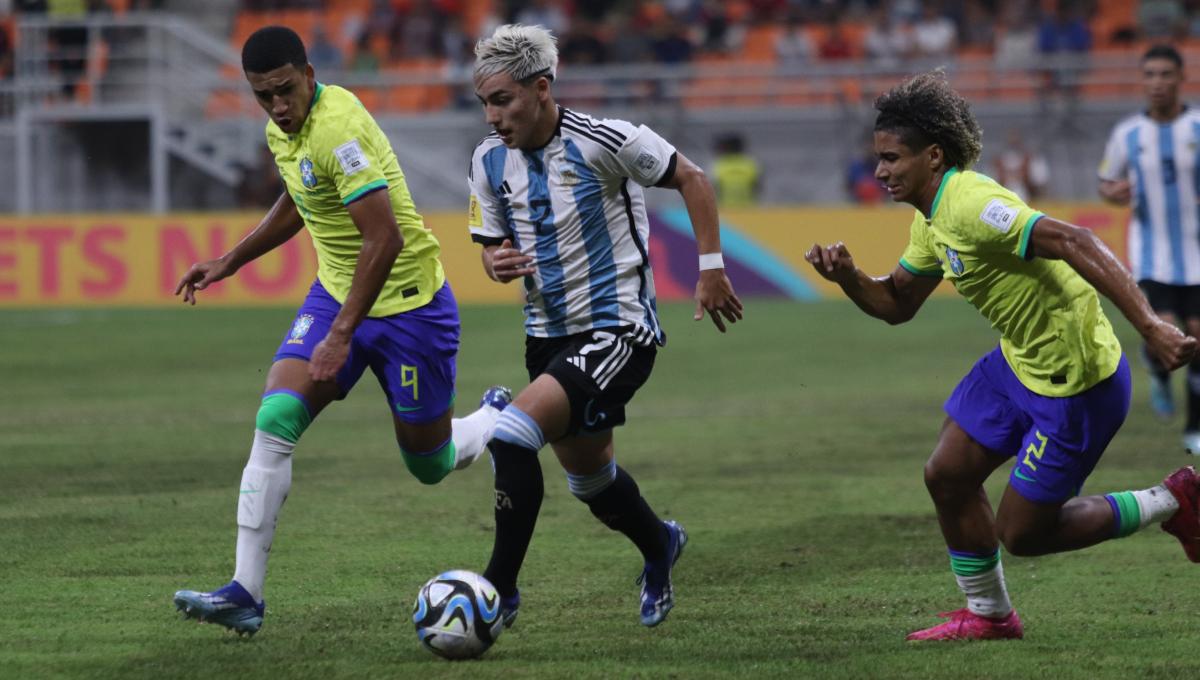 Pemain Argentina, Claudio Echeverri saat mencoba melewati penjagaan pemain Brasil pada laga babak 8 besar Piala Dunia U-17 2023 di Stadion JIS, Jumat (24/11/23).