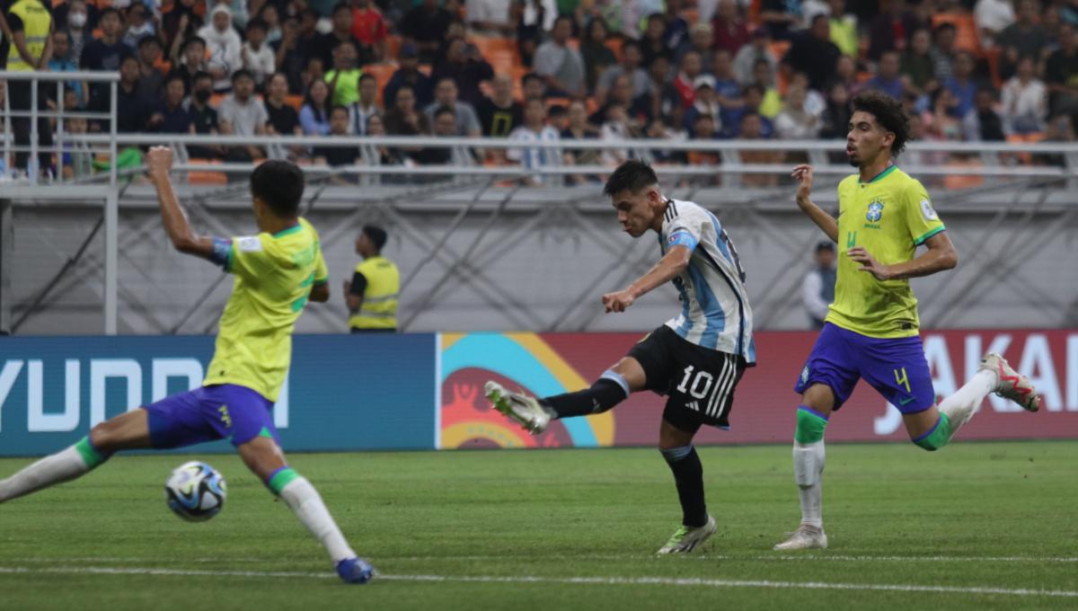 Proses terjadinya gol pertama Argentina ke gawang Brasil yang dicetak oleh Claudio Echeverri usai mencetak gol ke gawang Brasil pada laga babak 8 besar Piala Dunia U-17 2023 di Stadion JIS, Jumat (24/11/23).