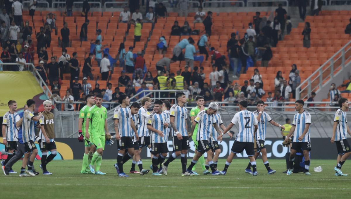 Kegembiraan para pemain Argentina usai mengalahkan Brasil 3-0 dan lolos ke semifinal pada laga laga 8 besar Piala Dunia U-17 2023 di Stadion JIS, Jumat (24/11/23).